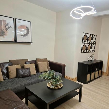 Rooms In Manchester 6 Minutes Drive To Victoria Station Exterior photo