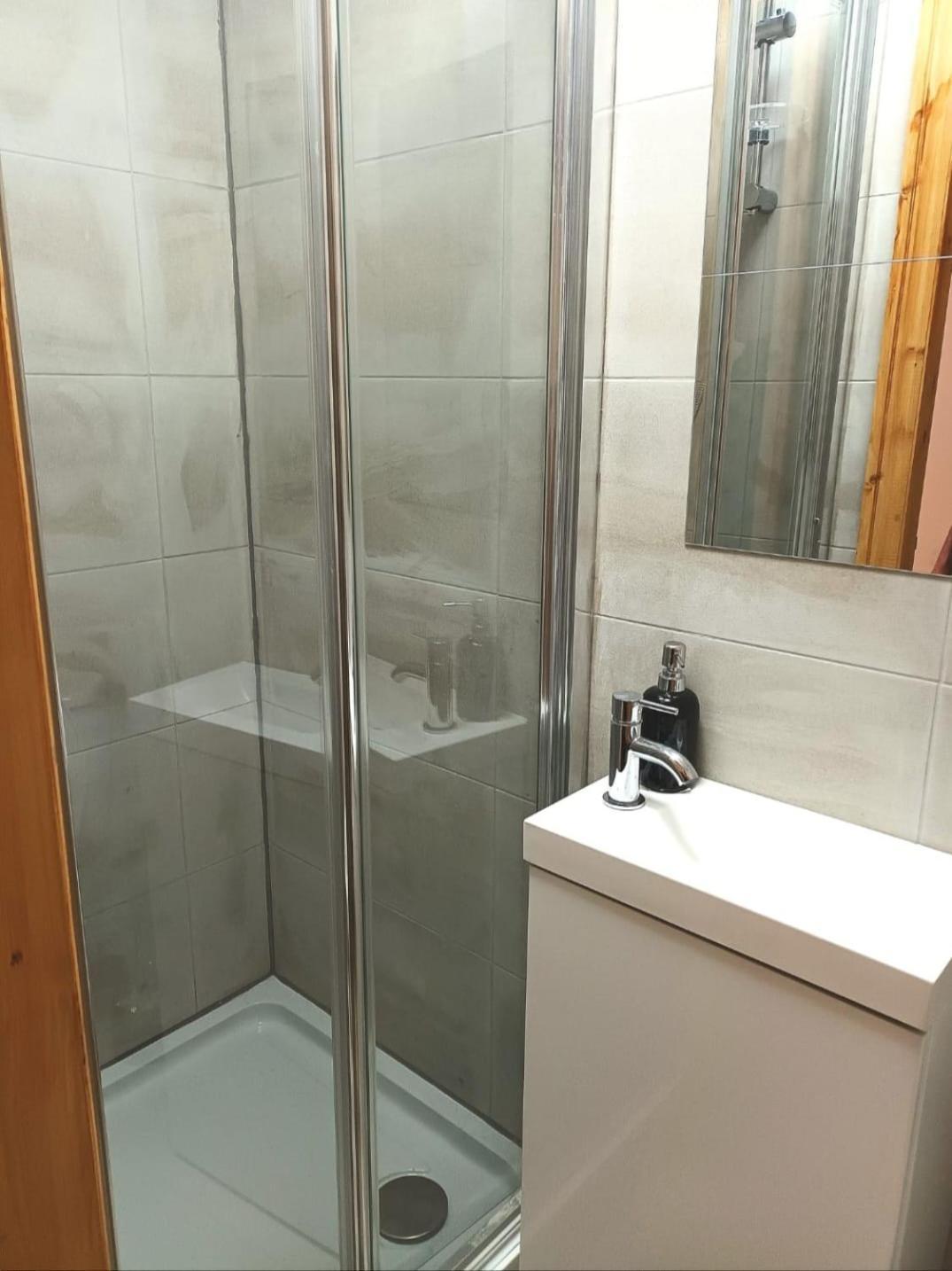 Rooms In Manchester 6 Minutes Drive To Victoria Station Exterior photo