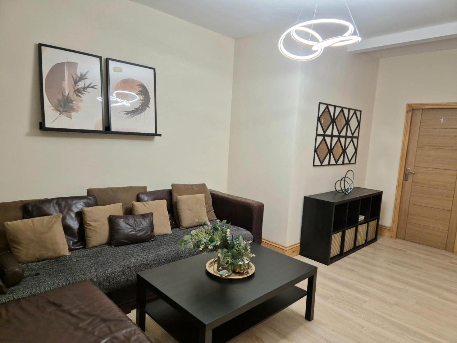 Rooms In Manchester 6 Minutes Drive To Victoria Station Exterior photo