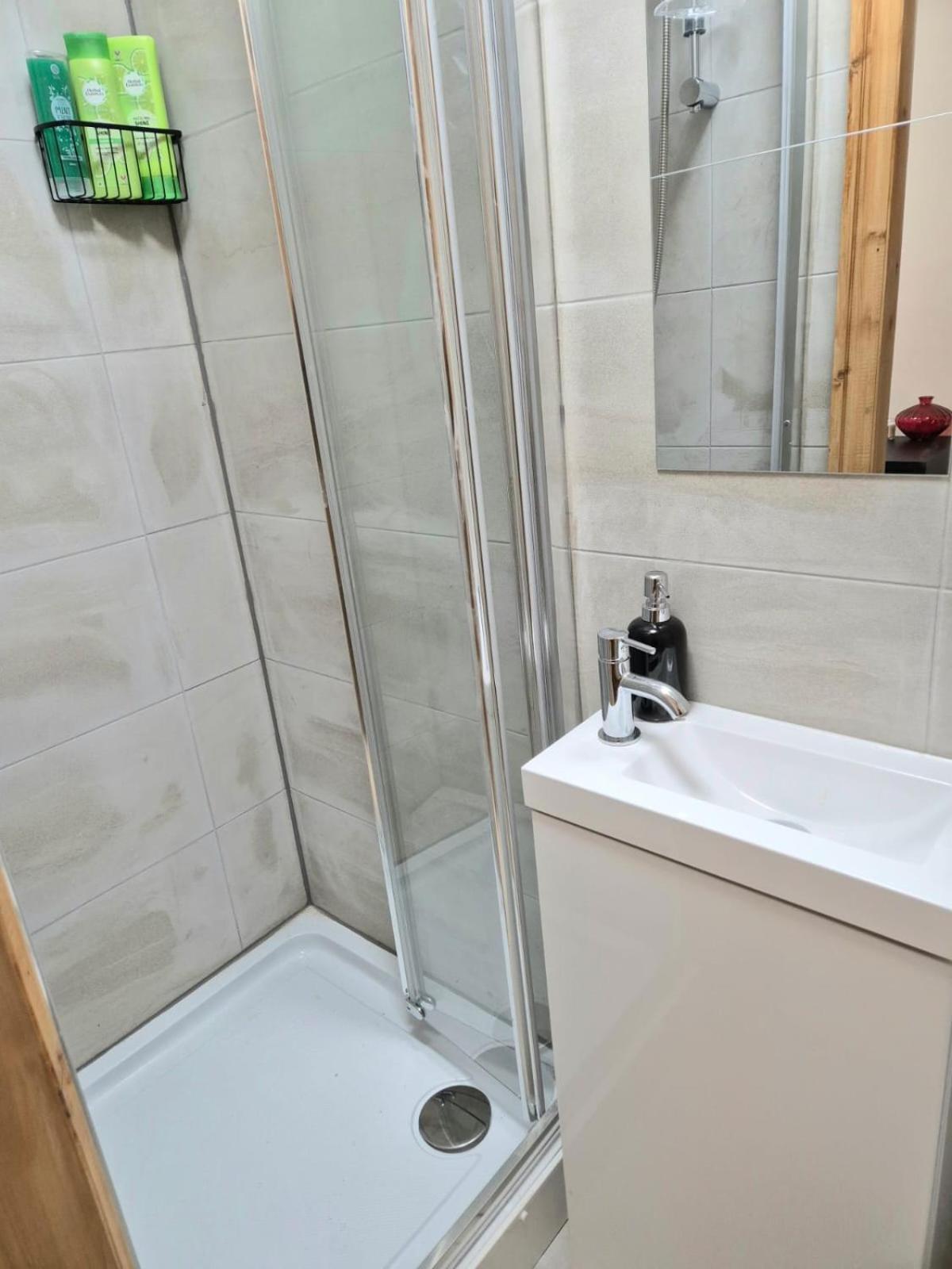 Rooms In Manchester 6 Minutes Drive To Victoria Station Exterior photo