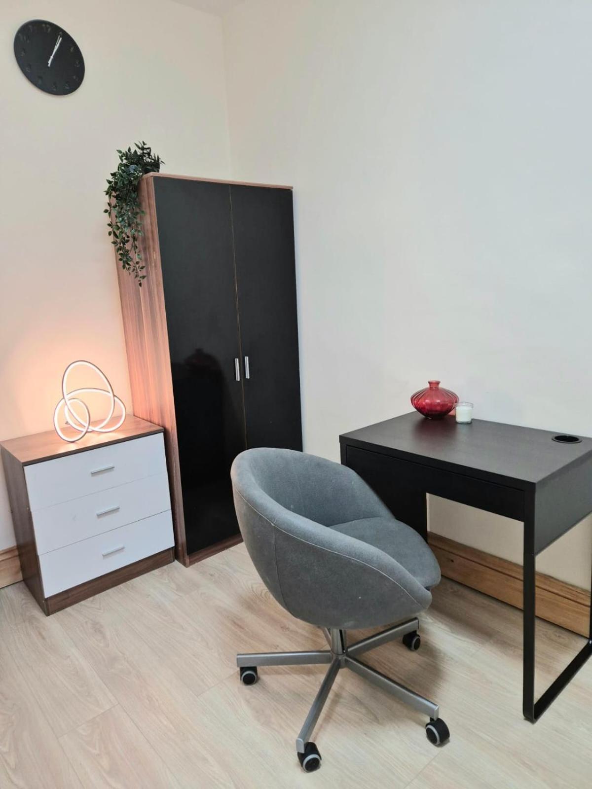 Rooms In Manchester 6 Minutes Drive To Victoria Station Exterior photo