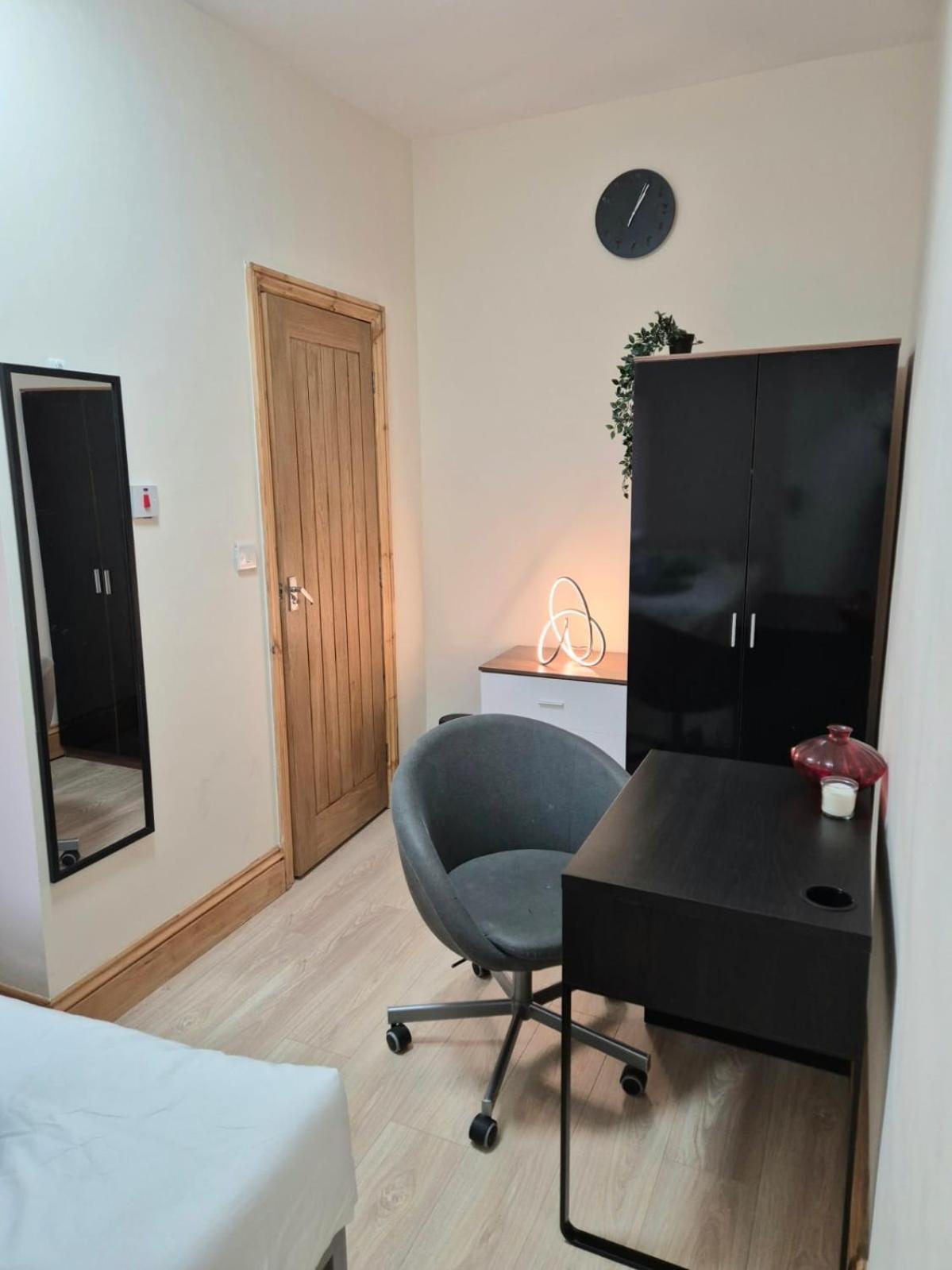 Rooms In Manchester 6 Minutes Drive To Victoria Station Exterior photo