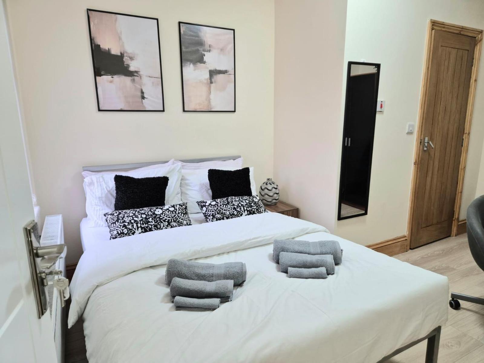 Rooms In Manchester 6 Minutes Drive To Victoria Station Exterior photo
