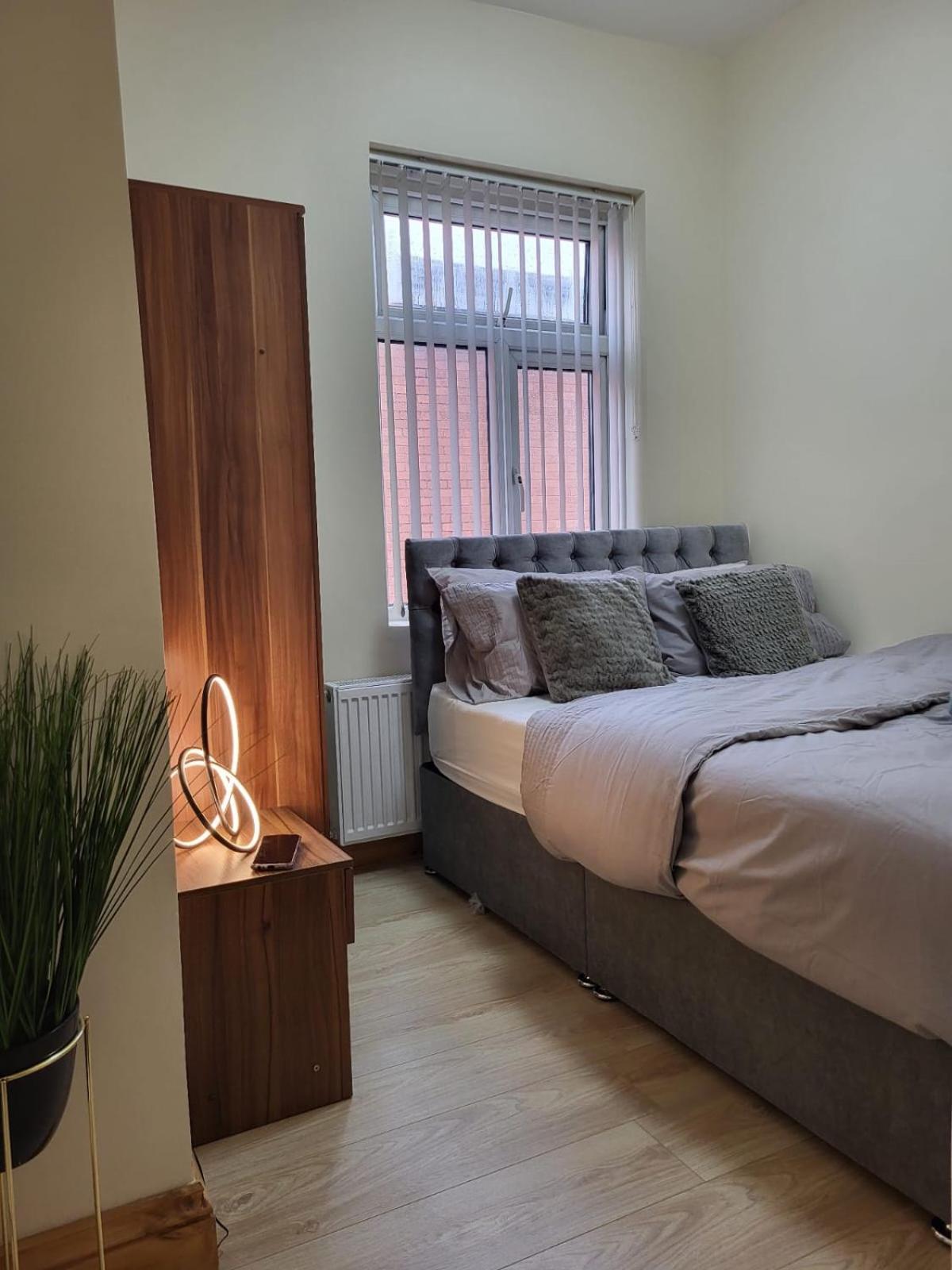 Rooms In Manchester 6 Minutes Drive To Victoria Station Exterior photo