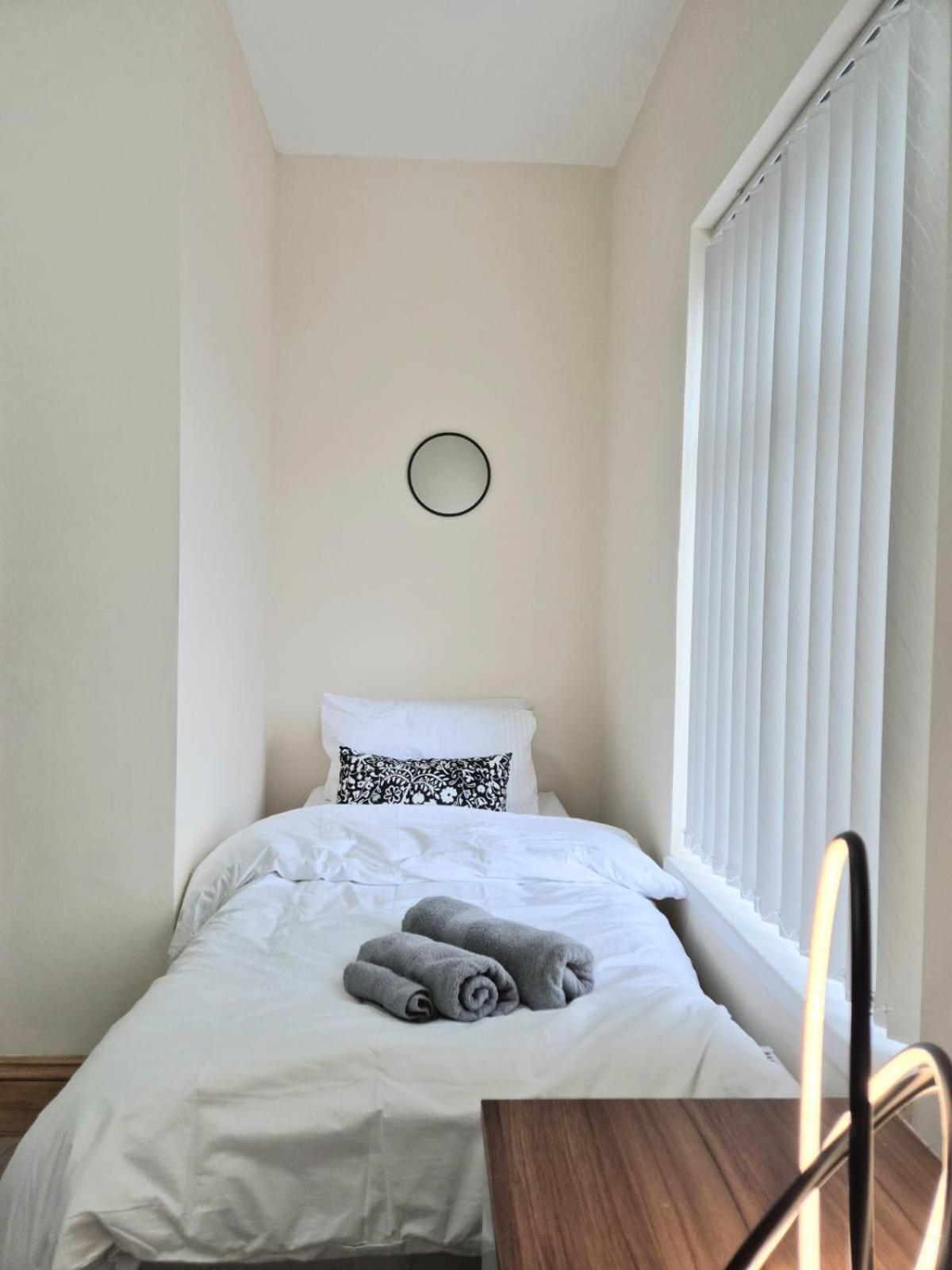 Rooms In Manchester 6 Minutes Drive To Victoria Station Room photo