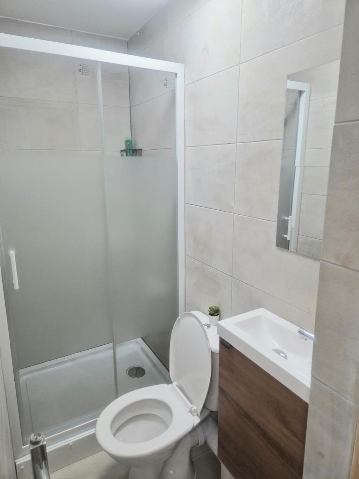 Rooms In Manchester 6 Minutes Drive To Victoria Station Exterior photo