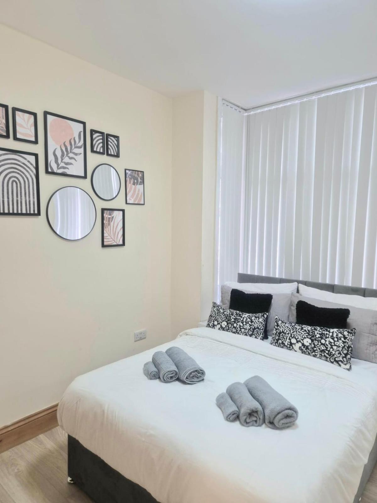 Rooms In Manchester 6 Minutes Drive To Victoria Station Exterior photo